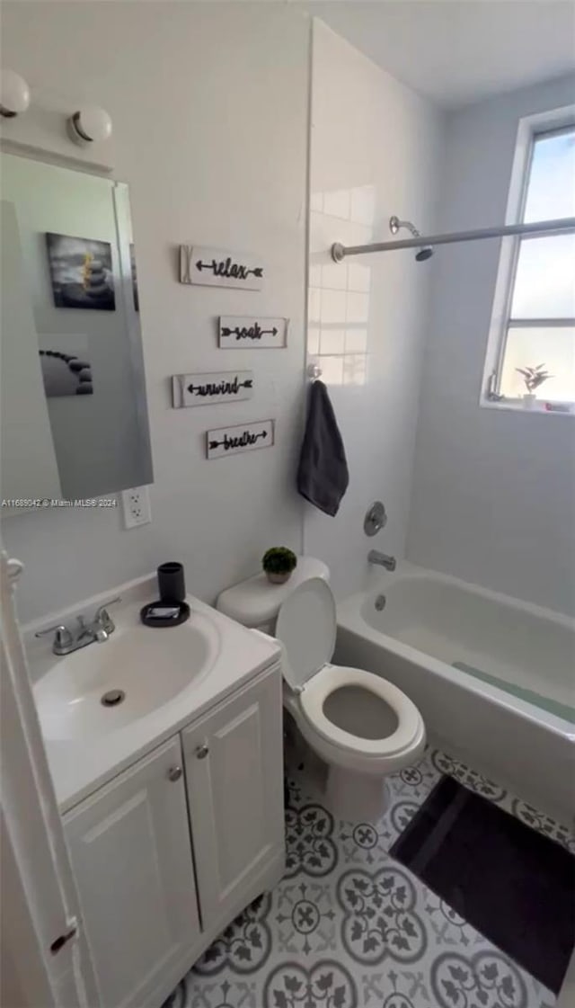 full bathroom with toilet, vanity, and tiled shower / bath