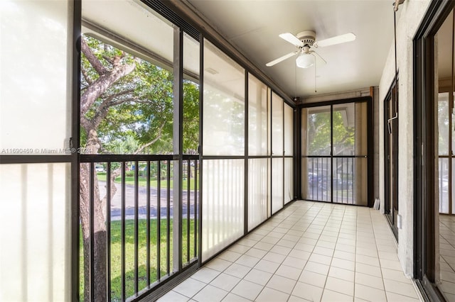 unfurnished sunroom with a wealth of natural light and ceiling fan