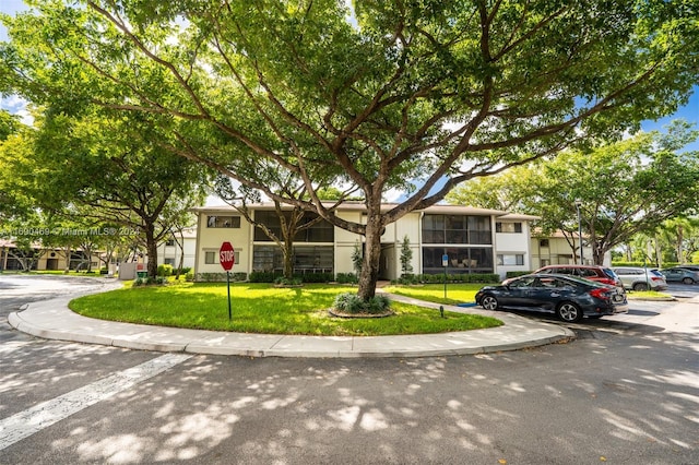 view of front of property featuring a front yard