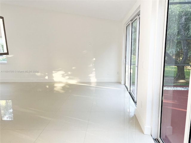 unfurnished room featuring light tile patterned flooring