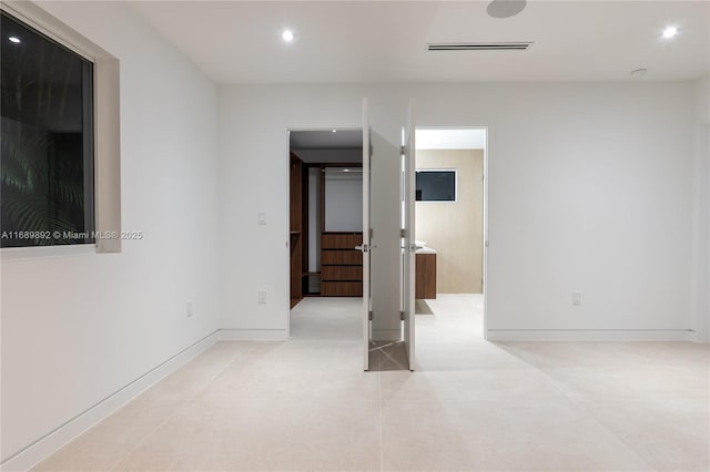 spare room featuring light tile patterned flooring