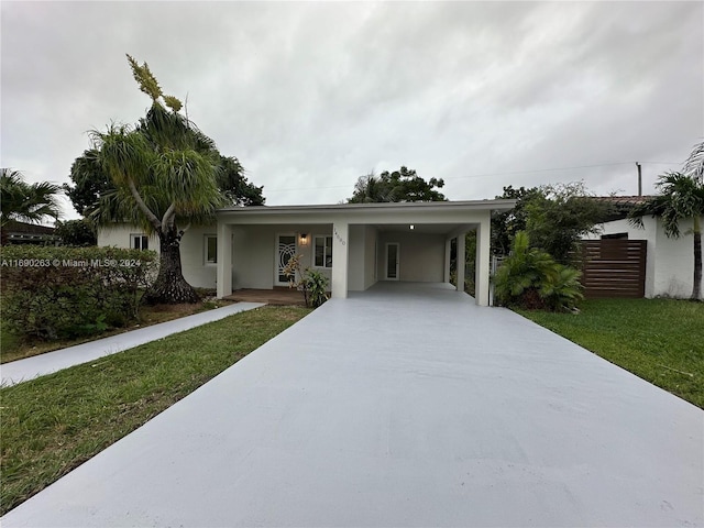 view of front of home featuring a carport and a front lawn