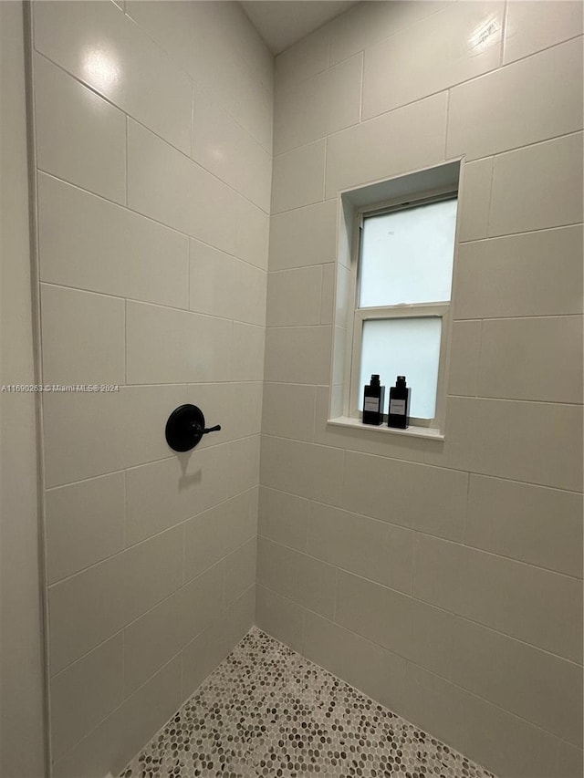 bathroom featuring a tile shower