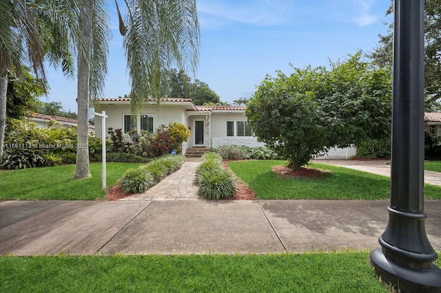 view of front of house with a front lawn