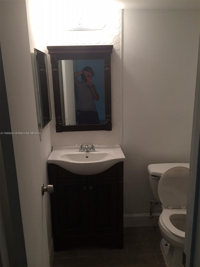 bathroom with toilet and vanity