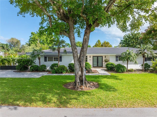 ranch-style home featuring a front lawn