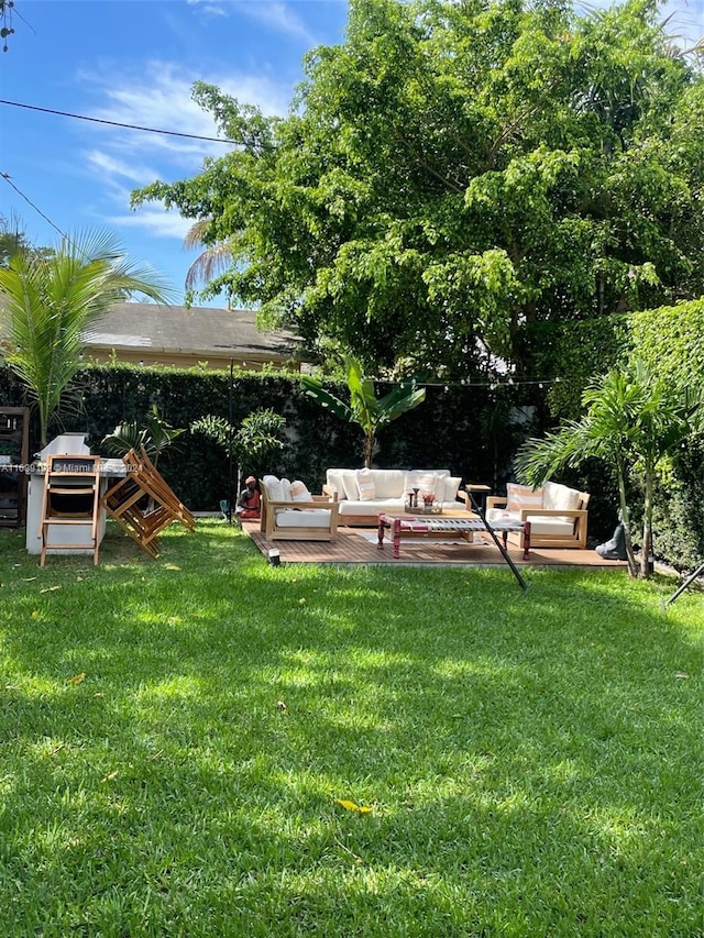 view of yard featuring outdoor lounge area