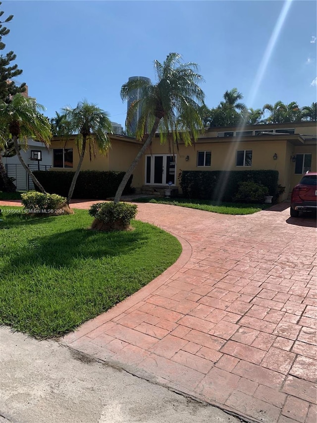 view of front of property featuring a front yard