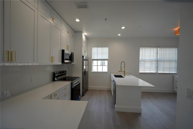 123 Harbors Way, Boynton Beach, FL 33435 - kitchen featuring appliances with stainless steel finishes, a sink, baseboards, light wood finished floors, and recessed lighting
