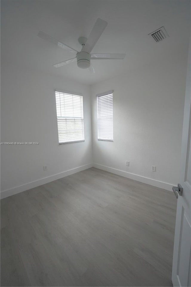 123 Harbors Way, Boynton Beach, FL 33435 - unfurnished room with wood finished floors, a ceiling fan, and baseboards