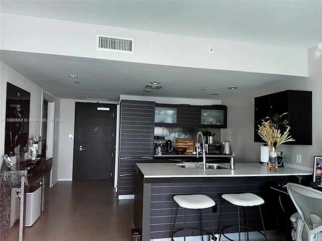 kitchen featuring kitchen peninsula and a breakfast bar area