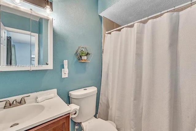 bathroom with a shower with shower curtain, vanity, and toilet