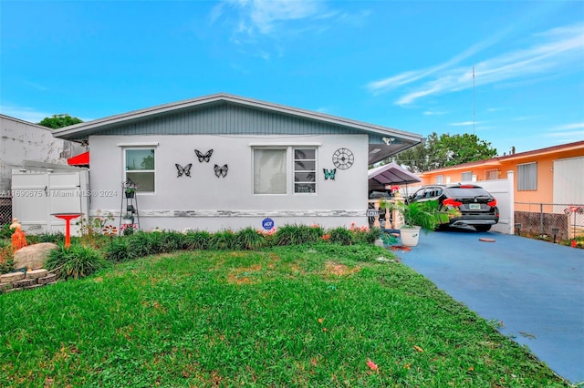 view of front of home featuring a front lawn