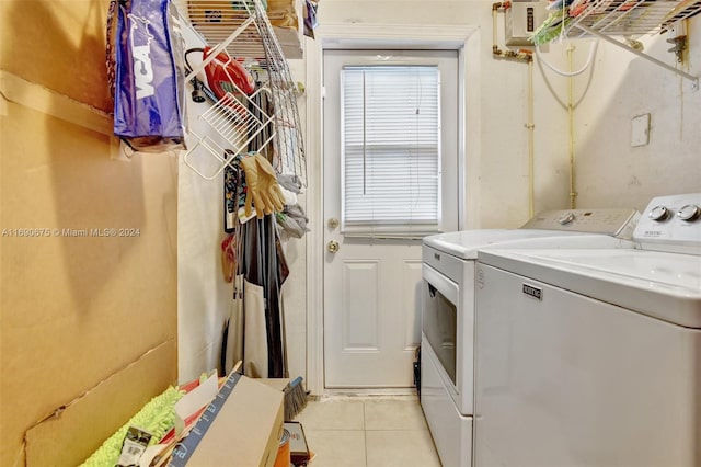 washroom featuring light tile patterned floors and independent washer and dryer