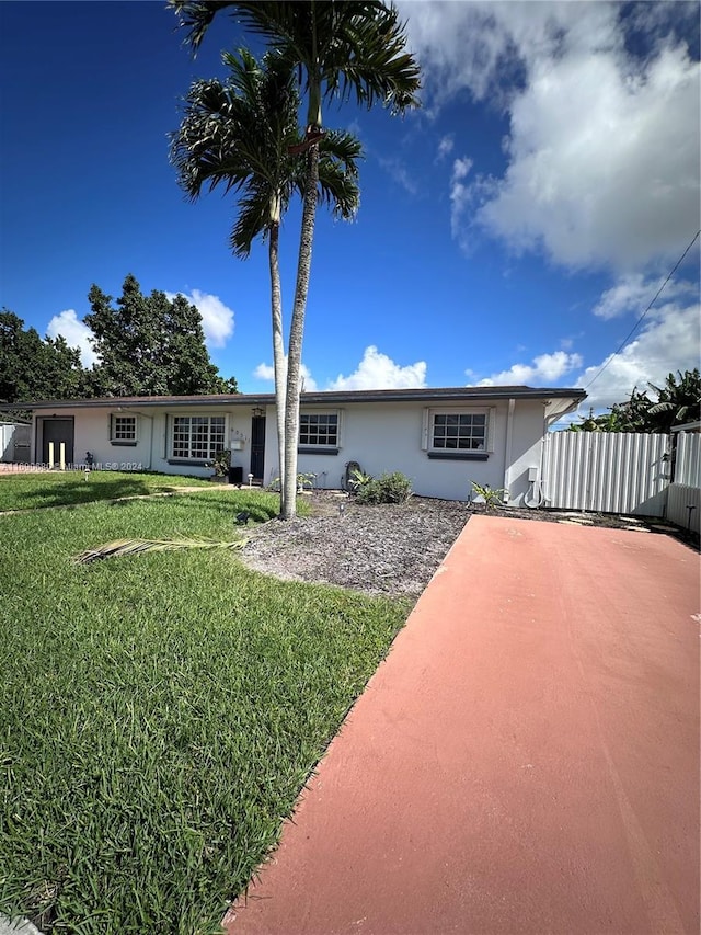 ranch-style house featuring a front yard