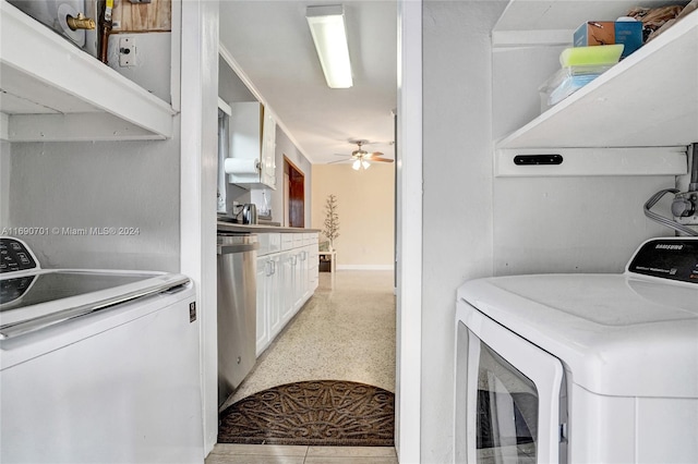 laundry area featuring ceiling fan and independent washer and dryer