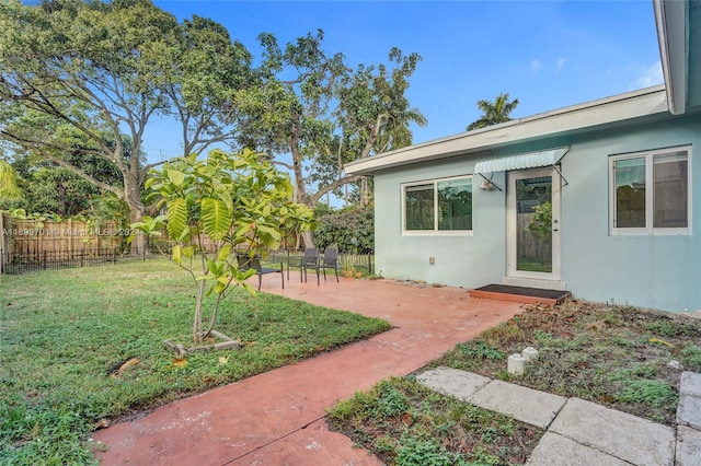 view of yard featuring a patio