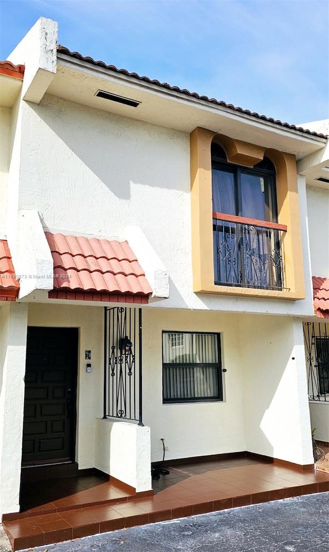 property entrance featuring a balcony