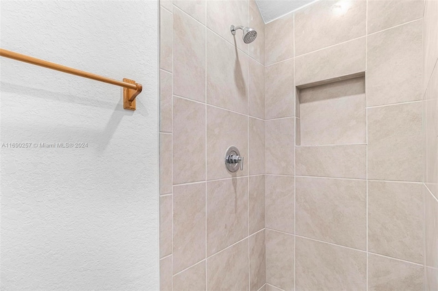 bathroom featuring tiled shower