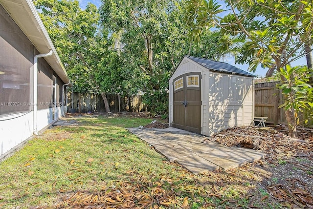 view of yard featuring a storage unit