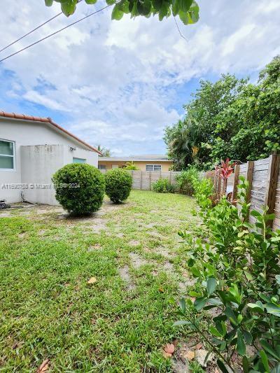 8960 NE 2nd Ave, El Portal, FL 33138 - view of yard