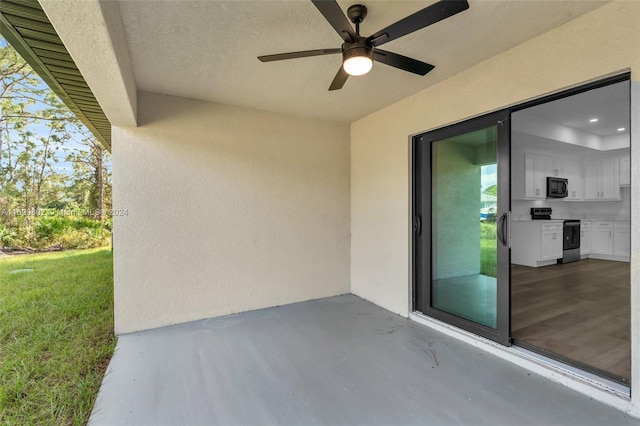 view of patio with ceiling fan