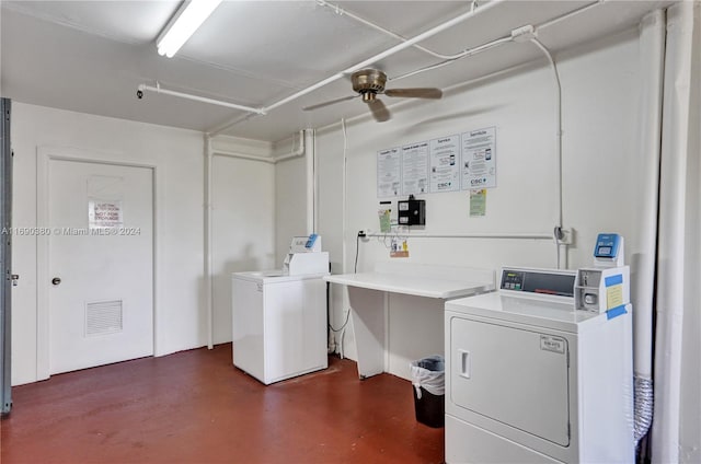 clothes washing area with washer and clothes dryer and ceiling fan