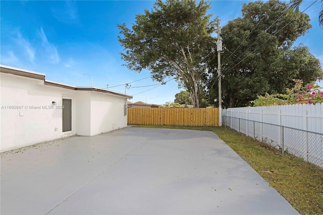 view of yard with a patio area