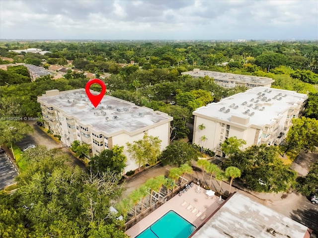 bird's eye view featuring a wooded view