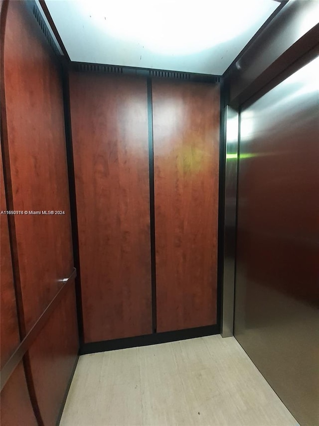 room details with elevator