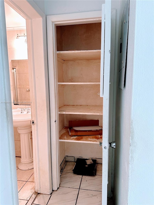 closet with sink