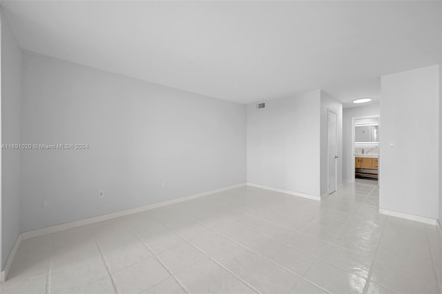 spare room featuring light tile patterned flooring