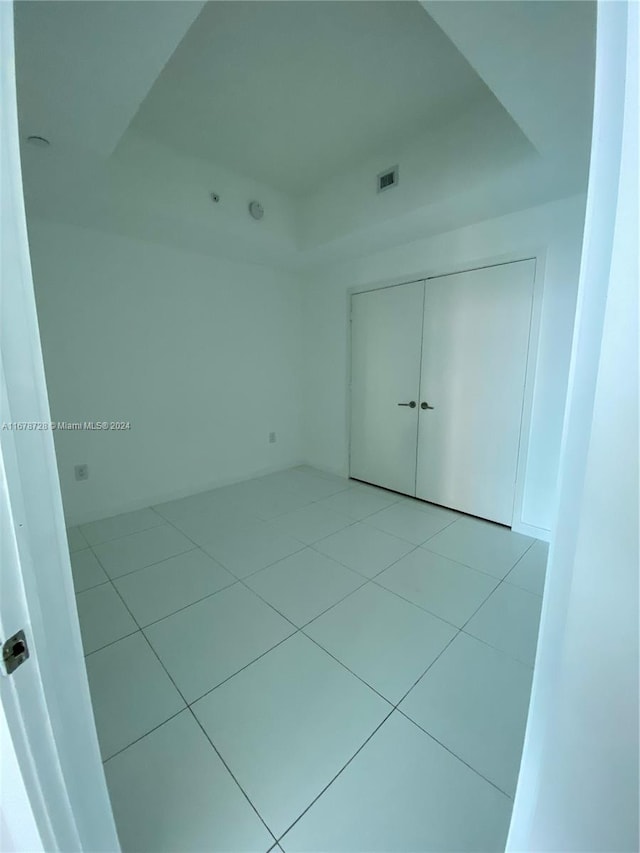 unfurnished room with light tile patterned floors