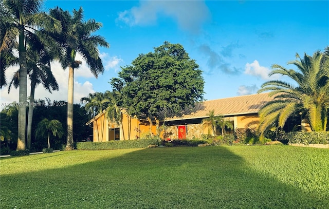 view of front of property featuring a front yard