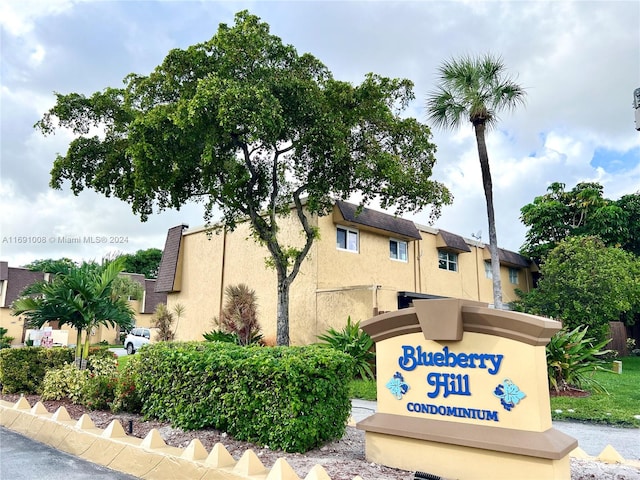 view of community / neighborhood sign