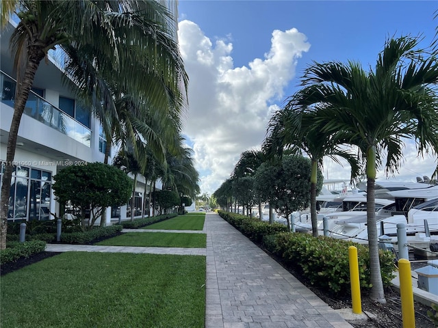 view of property's community featuring a yard