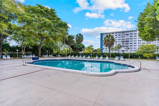 view of swimming pool featuring a patio