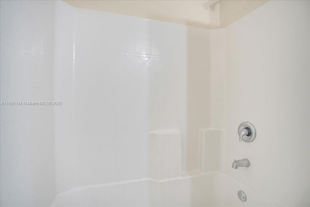 room details with tub / shower combination