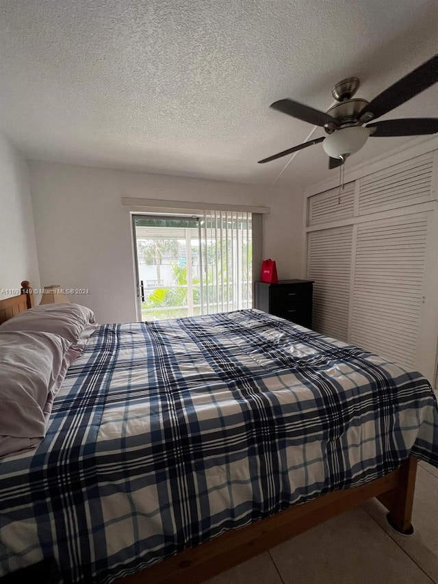 bedroom featuring a textured ceiling and ceiling fan