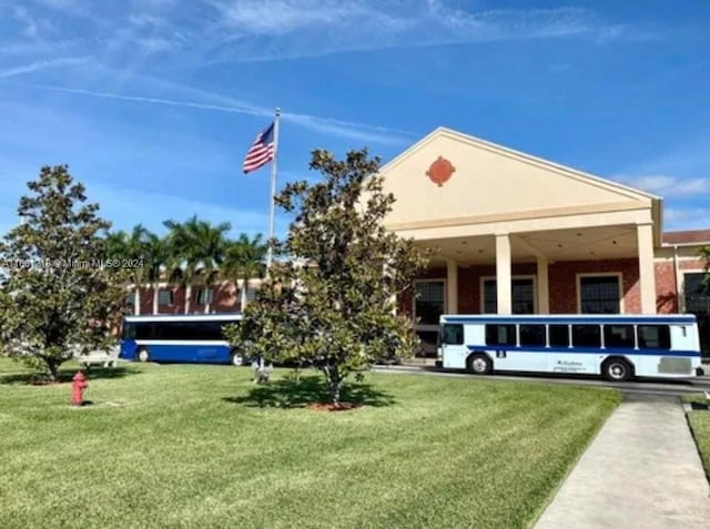 view of front of property featuring a front lawn