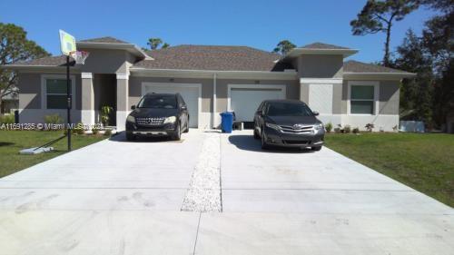 view of front of house featuring a front lawn and a garage