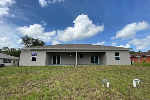 back of house featuring a yard