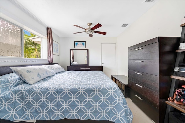 bedroom with ceiling fan