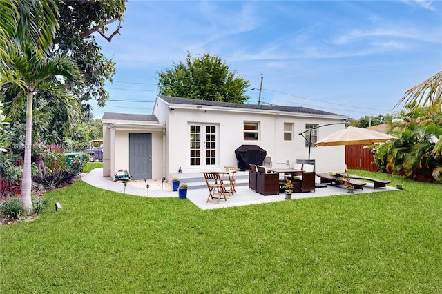 view of front of property featuring a front yard