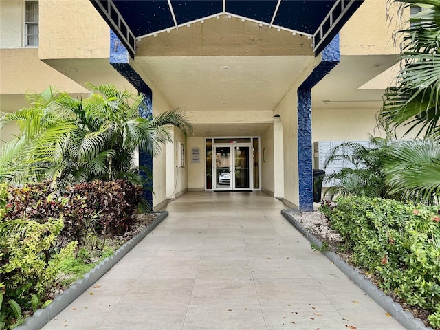 entrance to property with stucco siding