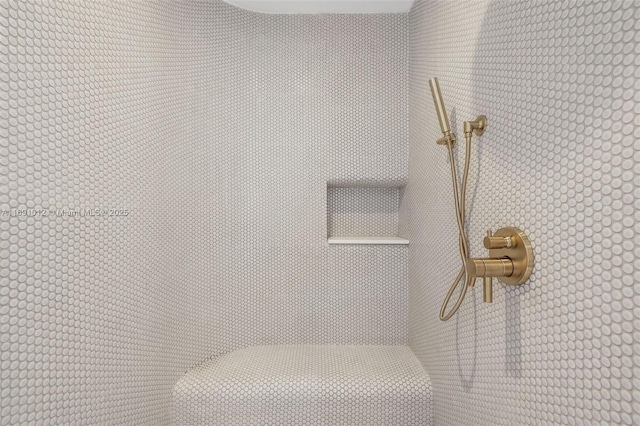 details featuring tiled shower