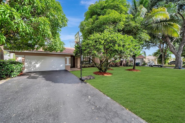 view of front of property featuring a front lawn