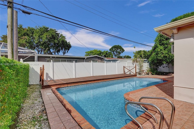 view of swimming pool