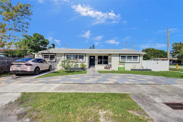 single story home featuring a front lawn