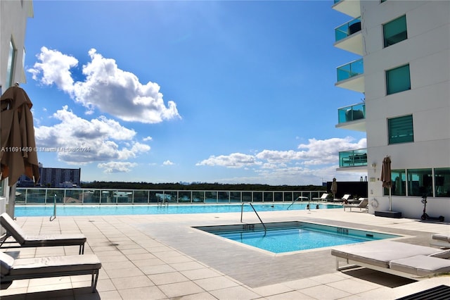 view of swimming pool